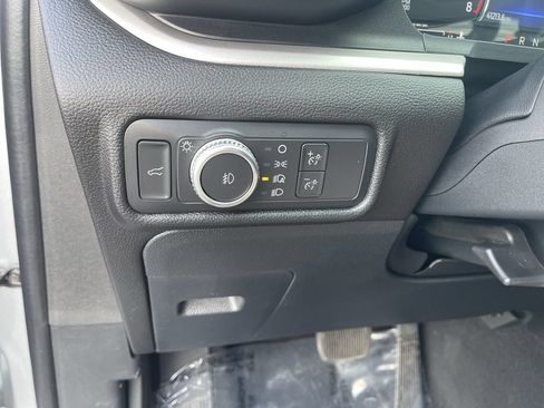 Used 2022 Ford Explorer XLT w/ Equipment Group 202A AWD/4WD image 18