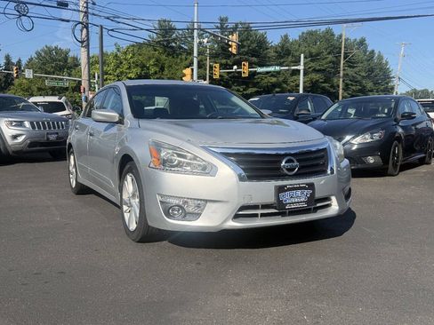 Used 2015 Nissan Altima 2.5 SV FWD image 1
