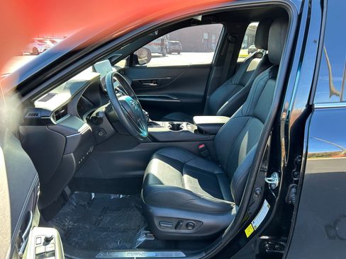 Used 2024 Toyota Venza Limited image 11