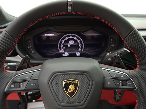 Used 2022 Lamborghini Urus image 31