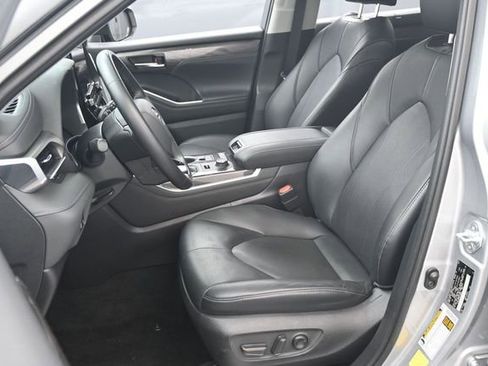Used 2021 Toyota Highlander Limited AWD/4WD image 10