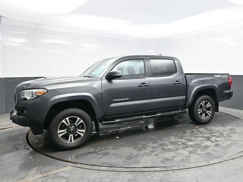 Used 2019 Toyota Tacoma TRD Sport AWD/4WD image 3