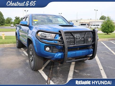 Used 2017 Toyota Tacoma TRD Sport AWD/4WD image 2