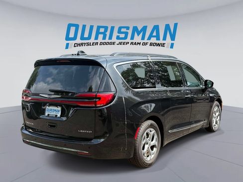Used 2023 Chrysler Pacifica Limited FWD image 2