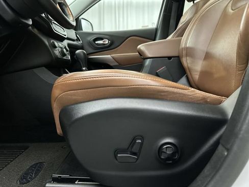 Used 2019 Jeep Cherokee Overland w/ Technology Group AWD/4WD image 17