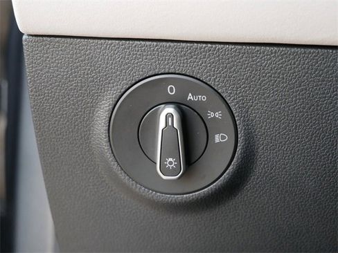 Certified 2025 Volkswagen Taos SE image 24