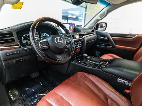 Used 2017 Lexus LX 570 4WD w/ Luxury Package image 4