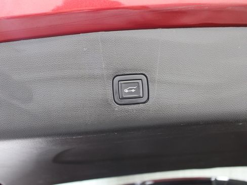 Used 2020 Chevrolet Traverse LT FWD image 25
