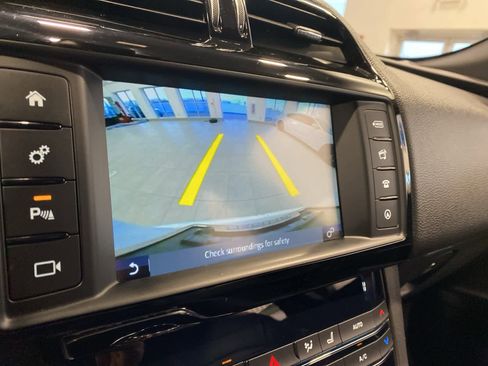 Used 2017 Jaguar F-PACE Premium image 22