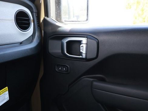 Used 2020 Jeep Gladiator Sport image 25