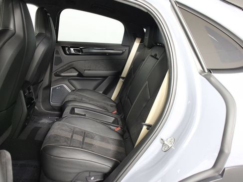 Certified 2023 Porsche Cayenne Turbo GT AWD/4WD image 32
