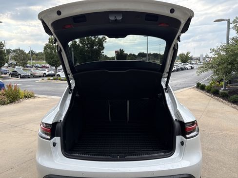 Used 2023 Porsche Macan AWD/4WD image 32