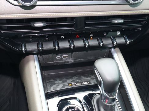 Used 2024 Chevrolet Colorado ZR2 w/ ZR2 Convenience Package III image 30