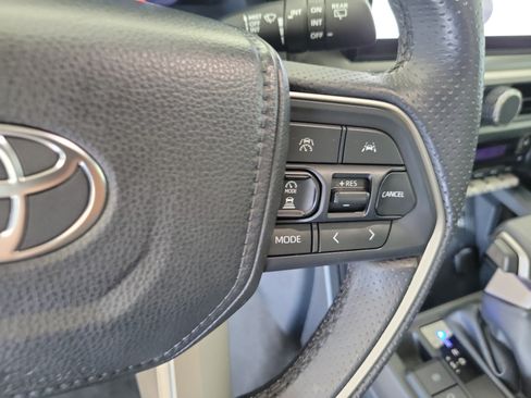 Used 2025 Toyota 4Runner Limited AWD/4WD image 32