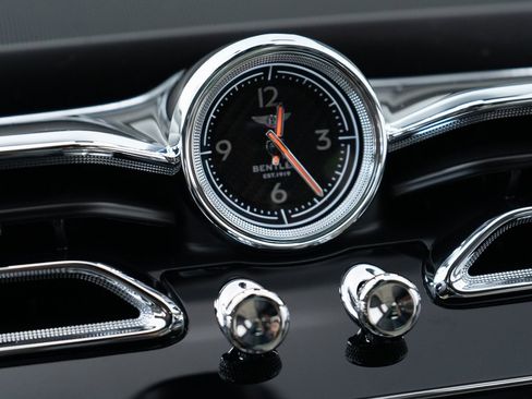 New 2025 Bentley Bentayga V8 image 40