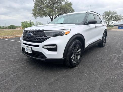Used 2021 Ford Explorer XLT w/ Equipment Group 202A RWD image 2