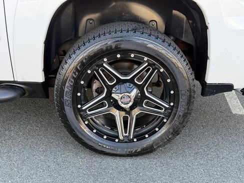 Used 2010 Chevrolet Avalanche LT w/ Suspension Package, Off-Road image 13