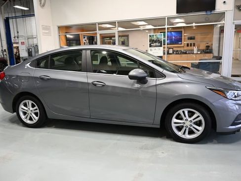 Used 2018 Chevrolet Cruze LT FWD image 4