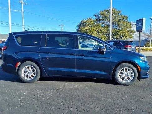 Used 2023 Chrysler Pacifica Touring-L image 2