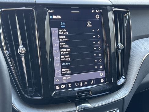 Used 2025 Volvo XC60 B5 Plus image 23