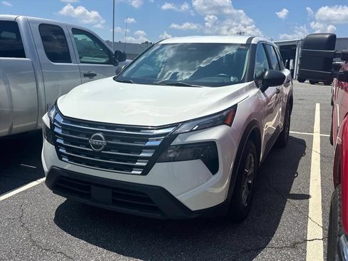 Used 2024 Nissan Rogue S AWD/4WD image 2