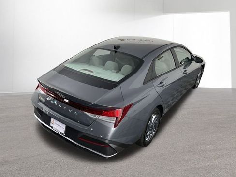 Used 2024 Hyundai Elantra SEL image 39