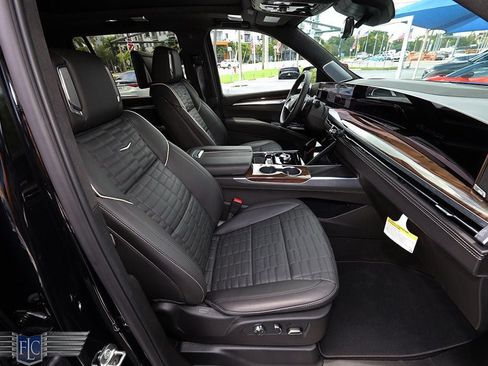 Used 2026 Cadillac Escalade ESV Platinum Sport AWD/4WD image 16
