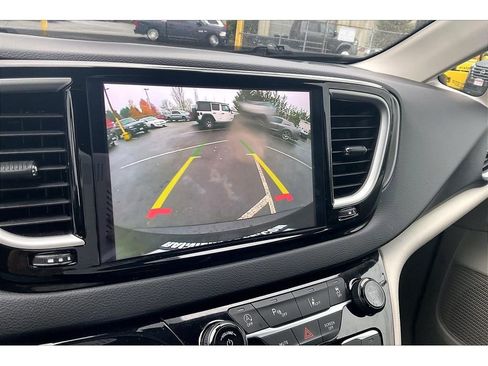 Used 2024 Chrysler Pacifica Touring-L image 21