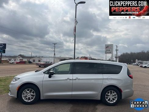 Used 2026 Chrysler Pacifica Select image 3