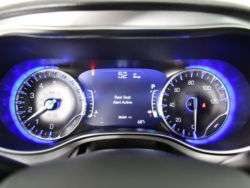 Used 2025 Chrysler Pacifica Limited FWD image 18
