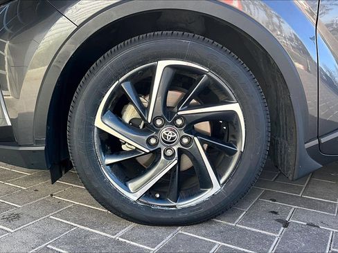 Used 2022 Toyota C-HR XLE image 9