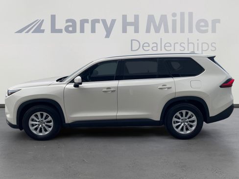 Used 2024 Toyota Grand Highlander XLE AWD/4WD image 2