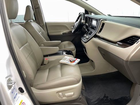 Used 2018 Toyota Sienna XLE Premium AWD/4WD image 42