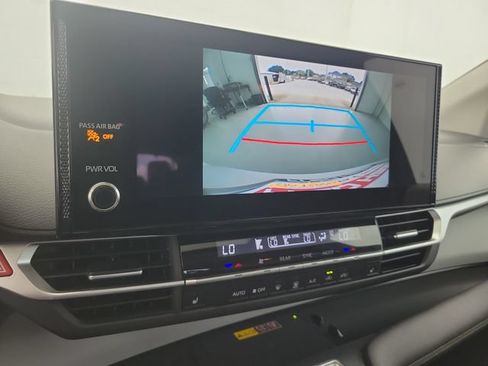 Used 2025 Toyota Sienna XLE FWD image 30