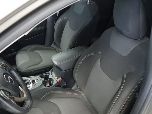 Used 2016 Jeep Cherokee Latitude w/ Cold Weather Group FWD image 26