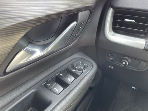 Used 2024 GMC Terrain SLE w/ Driver Convenience Package FWD image 11