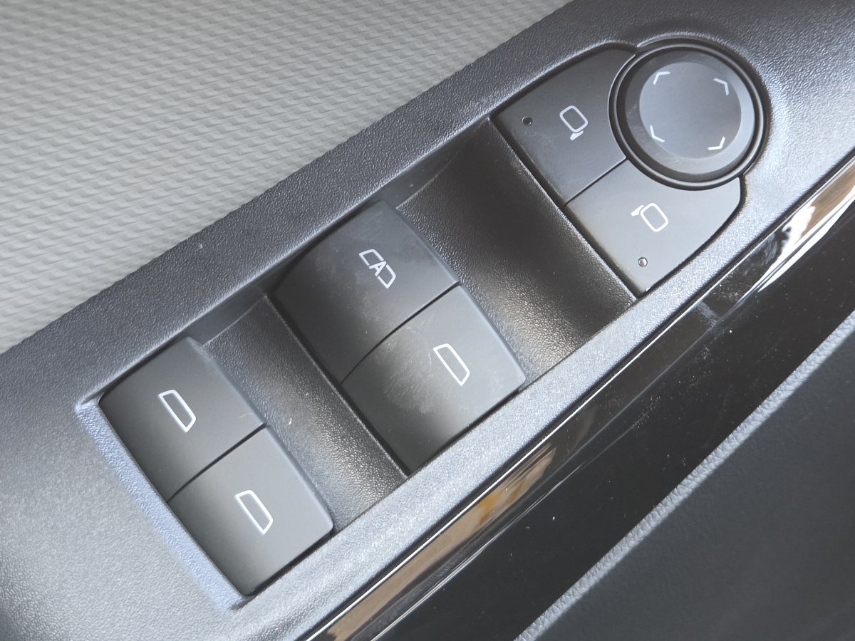 New 2027 Chevrolet Equinox LT w/ Convenience Package II FWD image 36