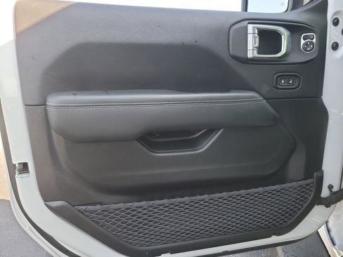 Used 2021 Jeep Gladiator Overland AWD/4WD image 16