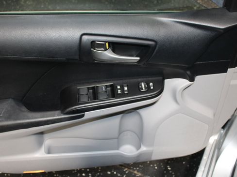 Used 2012 Toyota Camry LE image 7