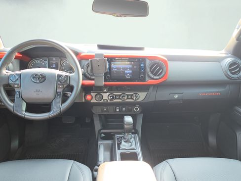 Used 2018 Toyota Tacoma TRD Off-Road AWD/4WD image 13
