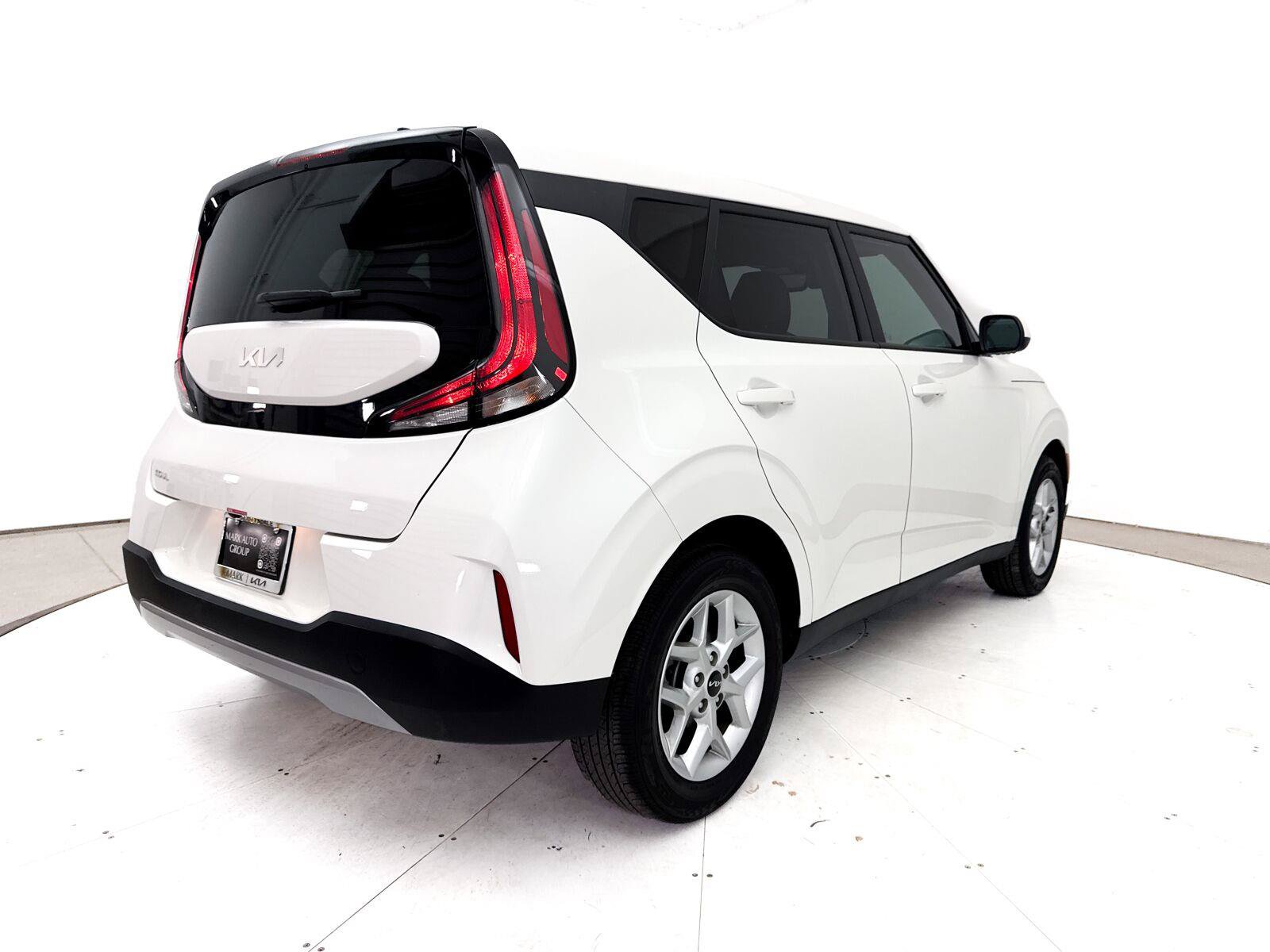 Used 2025 Kia Soul LX w/ LX Technology Package FWD image 17