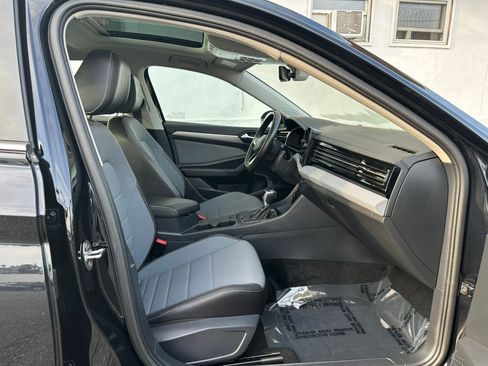 Used 2025 Volkswagen Jetta SE FWD image 10