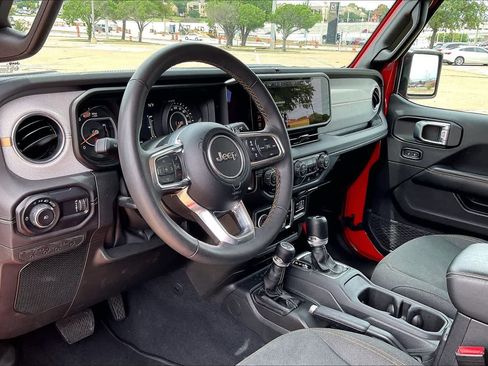 Used 2025 Jeep Wrangler Unlimited Sahara AWD/4WD image 2
