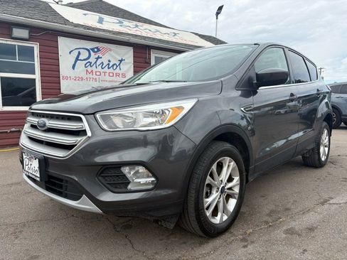 Used 2019 Ford Escape SE image 2
