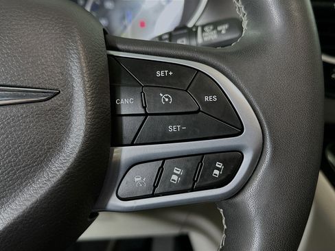 Used 2023 Chrysler Pacifica Touring-L FWD image 17