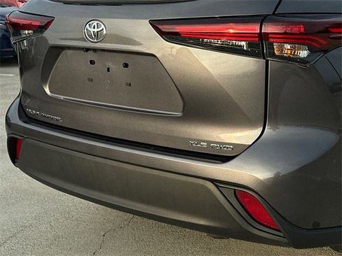 Used 2024 Toyota Highlander XLE image 5