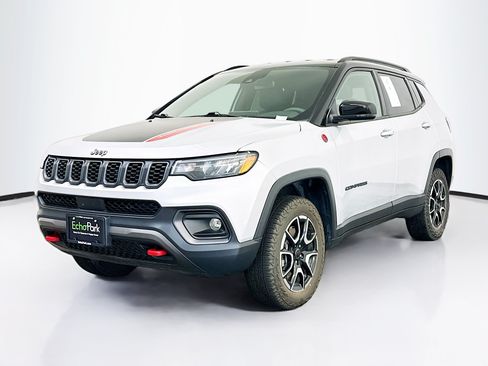 Used 2025 Jeep Compass Trailhawk AWD/4WD image 3