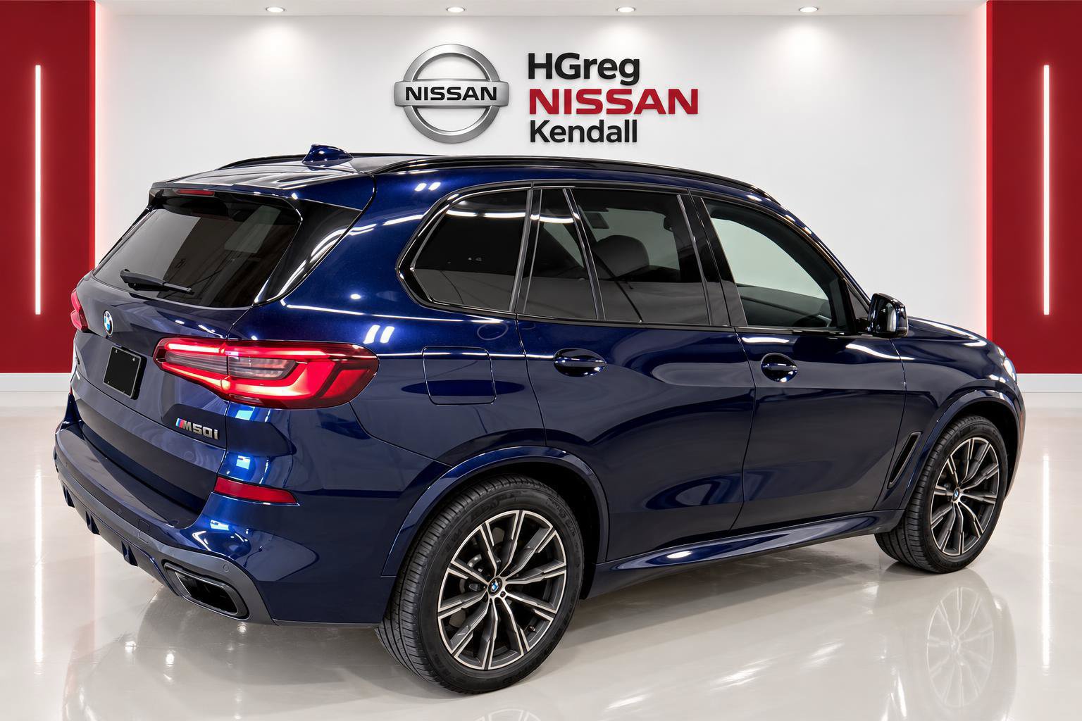 Used 2021 BMW X5 M50i w/ Premium Package AWD/4WD image 4
