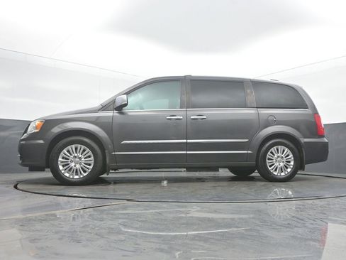 Used 2015 Chrysler Town & Country Limited image 47