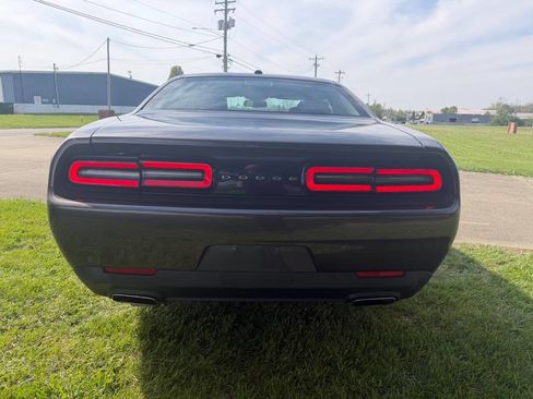 Used 2015 Dodge Challenger SXT image 6